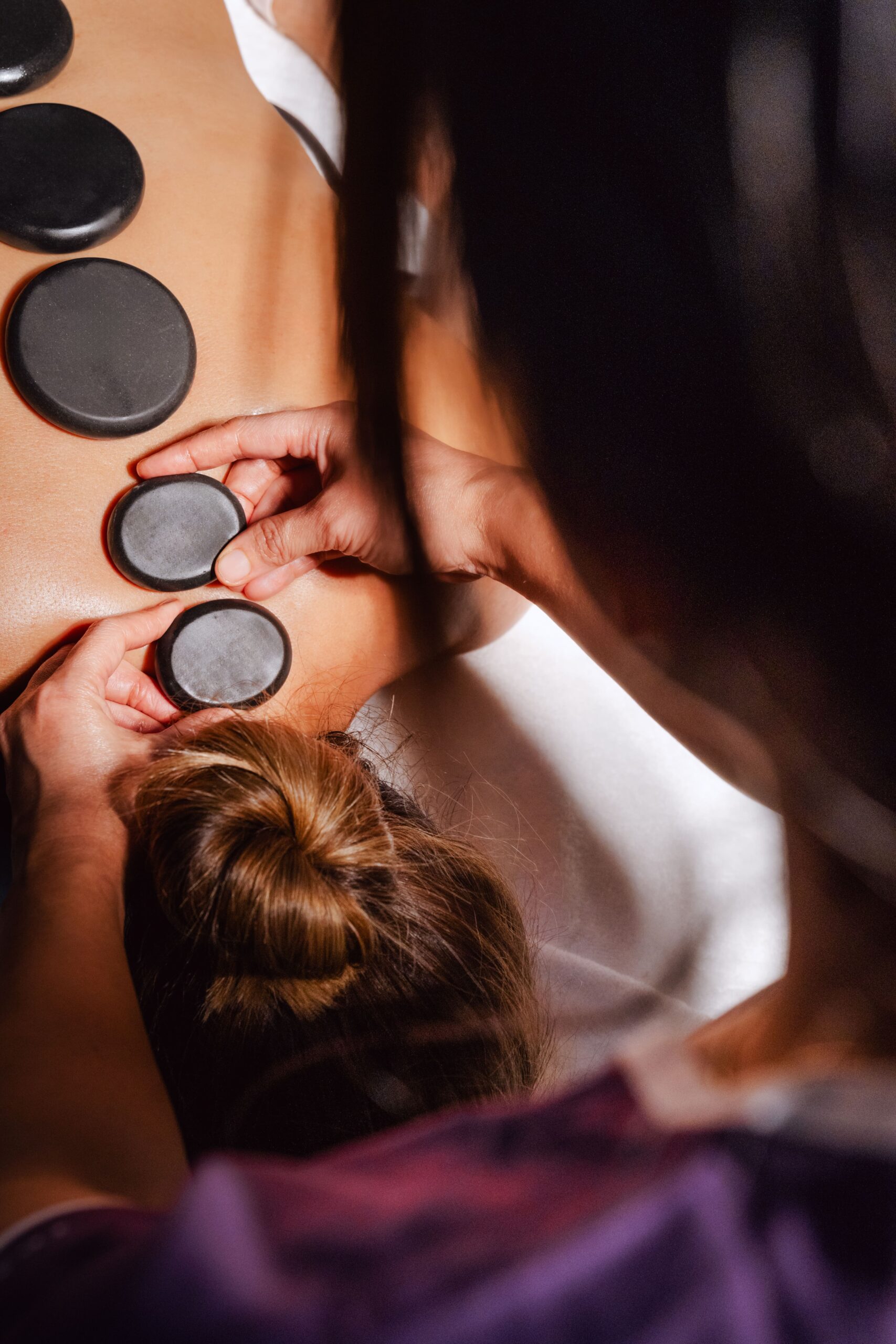 Specialized body treatments help activate the lymphatic system, supporting natural detoxification and reducing fluid retention in the body.